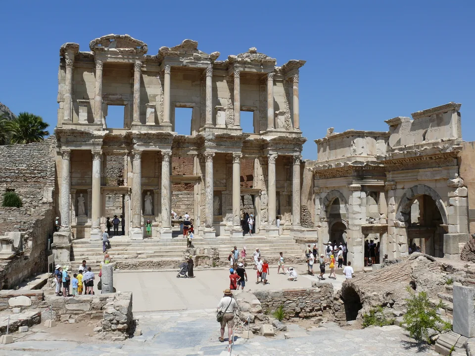 Bibliothèque de Celsus et porte de Mazeus et Mithridate à Éphèse
