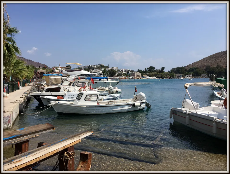 Bateaux de pêche à Akyarlar, Bodrum ; illustration du port, pas du bateau réservé