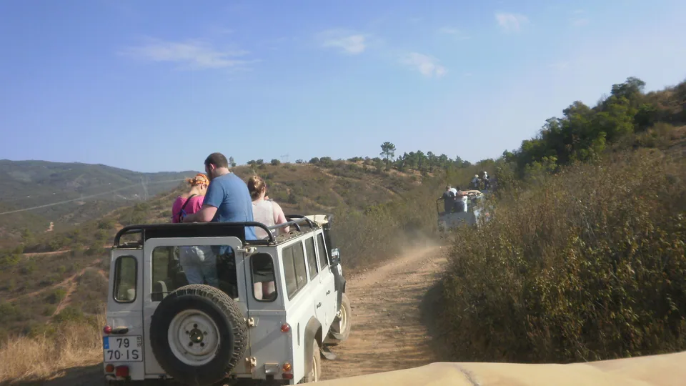 Véhicules de safari sur une piste en Algarve, au Portugal ; photo illustrative