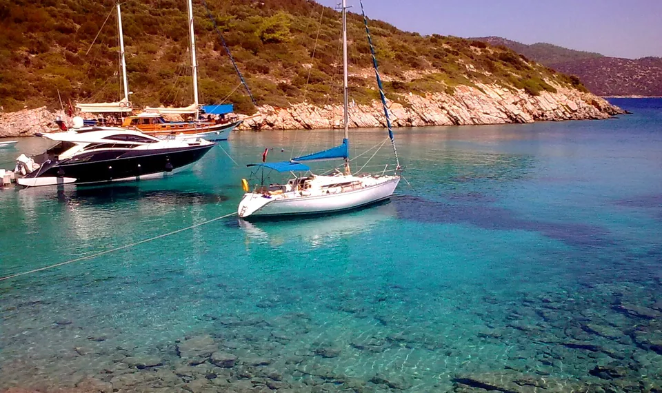 Bateaux dans l’eau claire près de l’île d’Orak au large de Bodrum