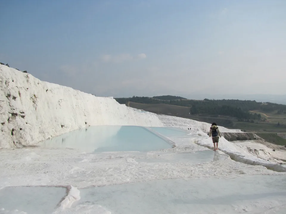 Terrasses de travertin blanc et bassins bleu pâle à Pamukkale