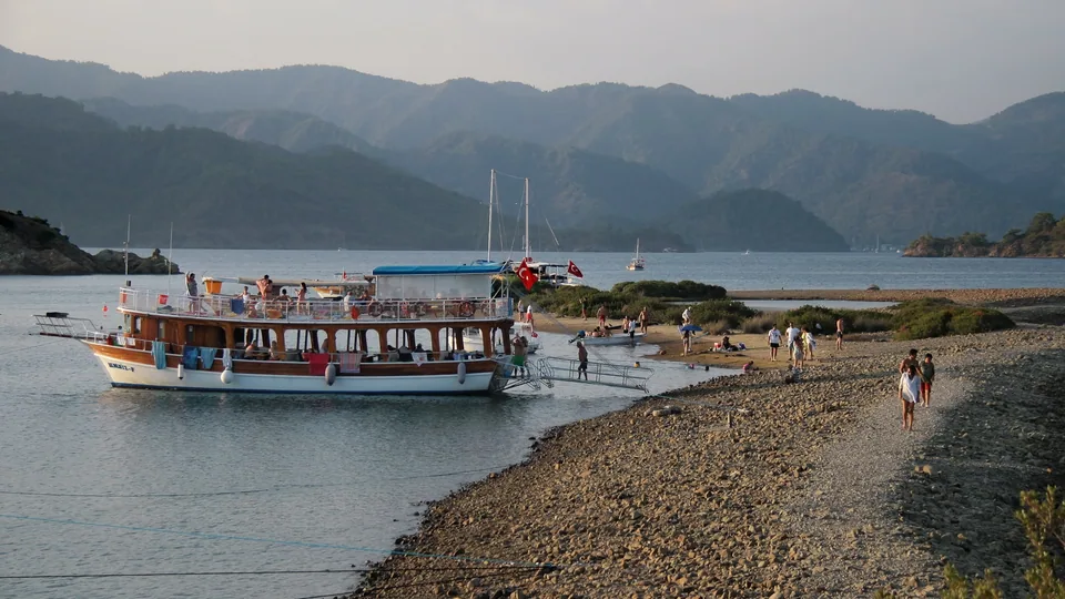 Bateaux d’excursion près des îles Yassıca dans le golfe de Fethiye