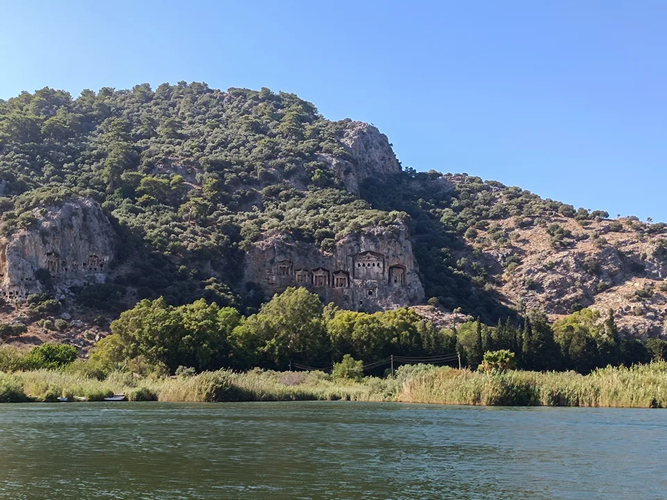 Tombeaux rupestres de Kaunos et berge de roseaux depuis la rivière Dalyan