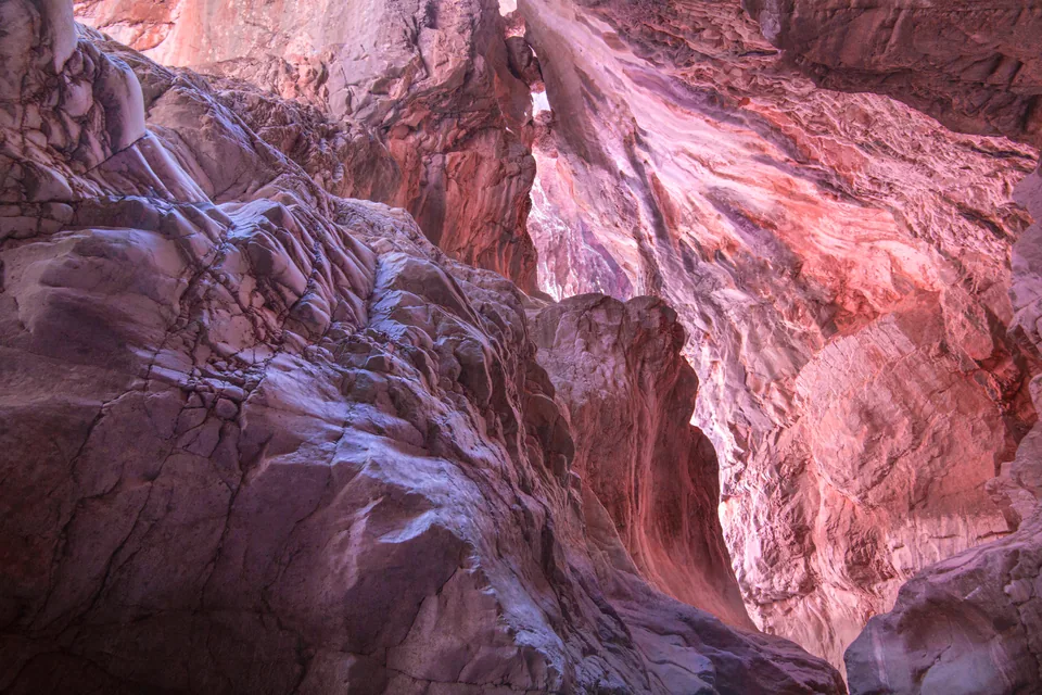 Parois rocheuses aux teintes roses dans le canyon de Saklıkent près de Fethiye