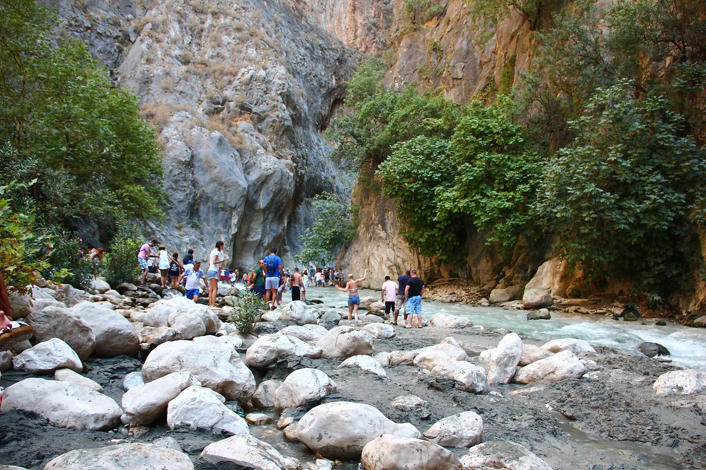 Visiteurs au bord de la rivière dans le canyon de Saklıkent