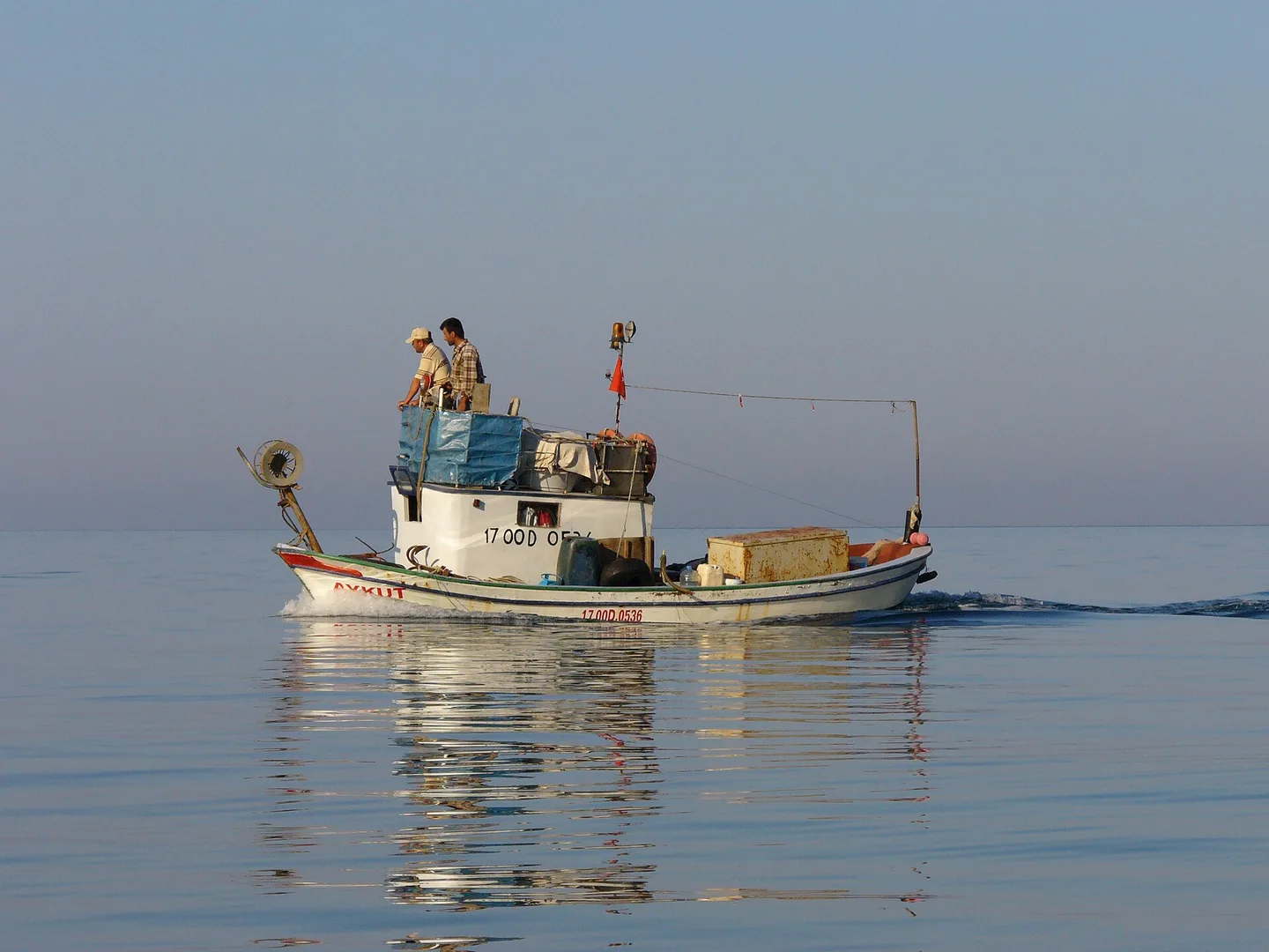Bateau de pêche turc en mer Égée ; bateau illustratif