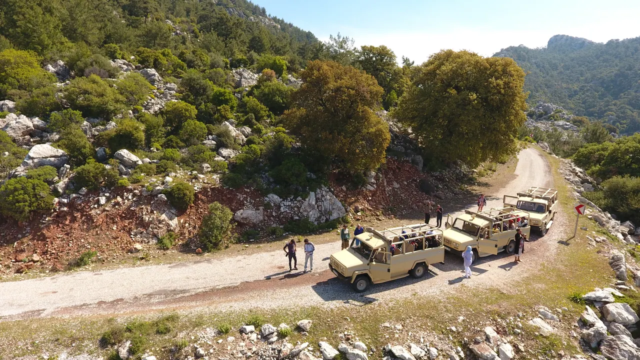 Véhicules d’excursion en jeep dans la campagne de Marmaris