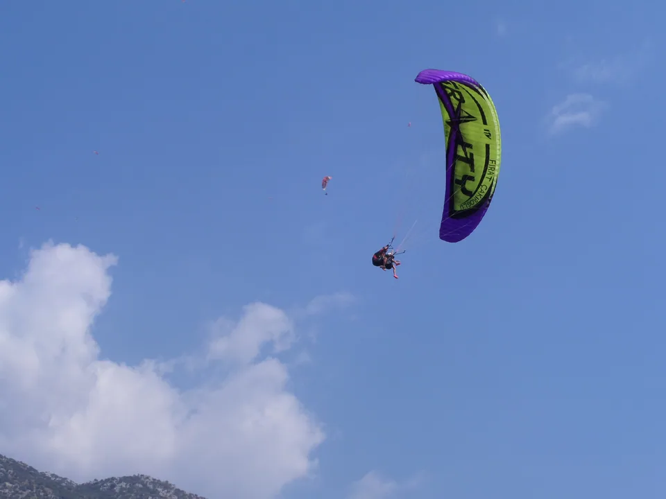 Un parapente biplace en vol au-dessus d’Ölüdeniz