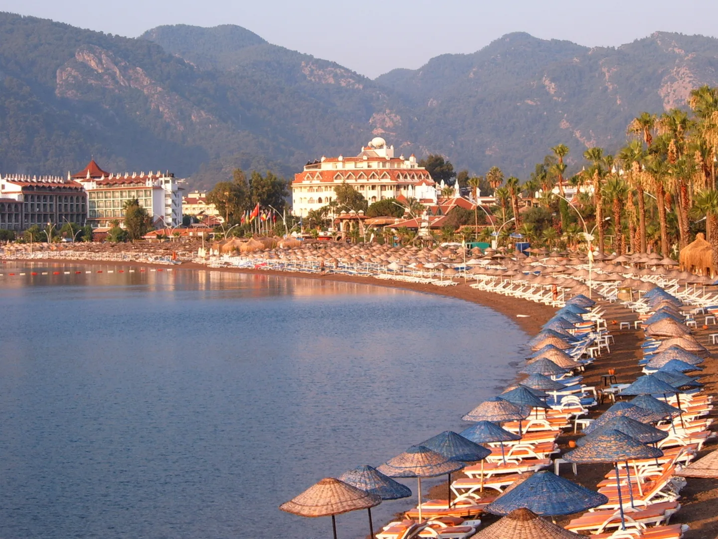 Spiaggia e baia di İçmeler davanti alle montagne