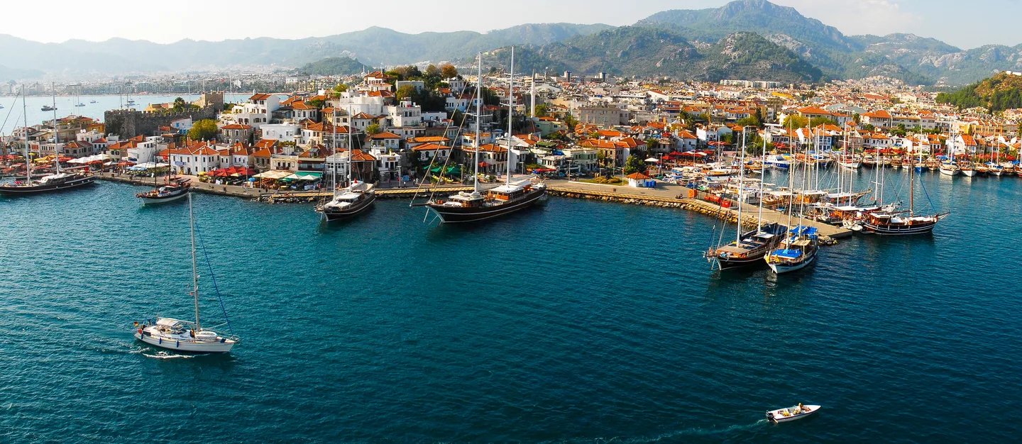 Haven, oude stad en baai van Marmaris